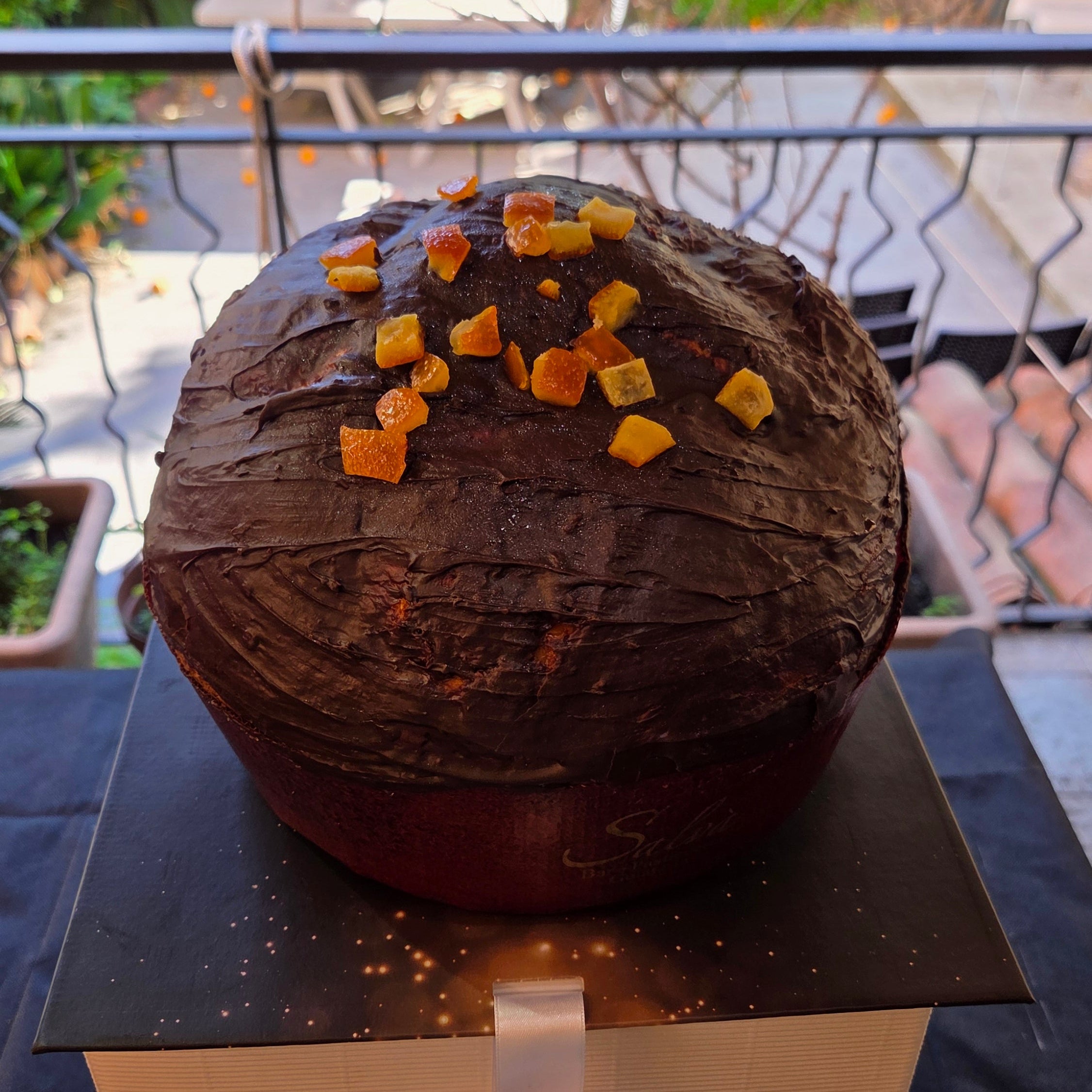 Panettone natalizio artigianale ricoperto di cioccolato fondente e arancia