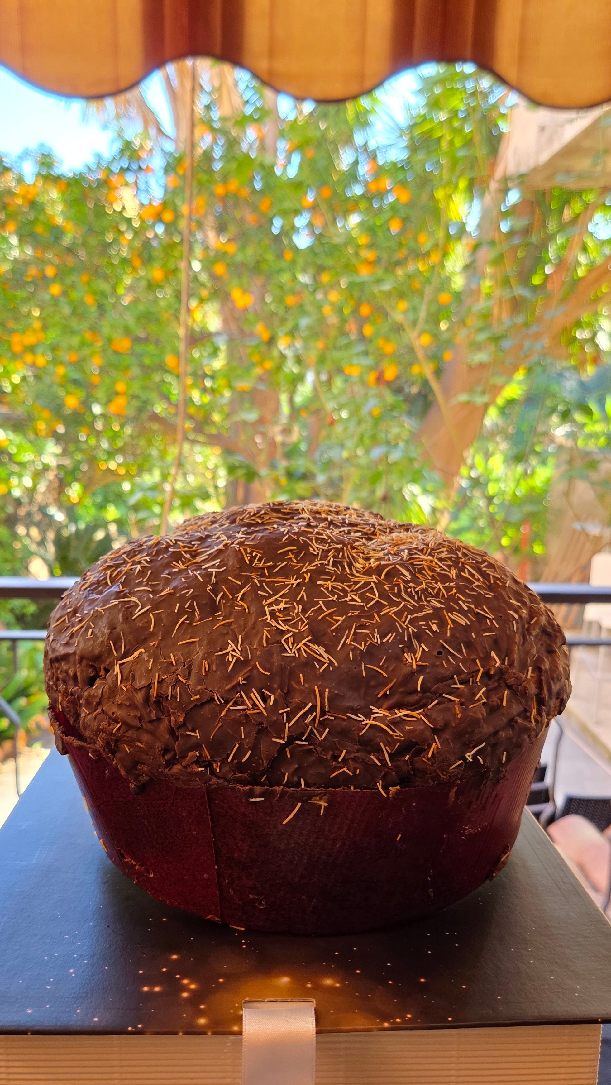 Panettone artigianale ispirato al cioccolato Dubai sulla confezione regalo