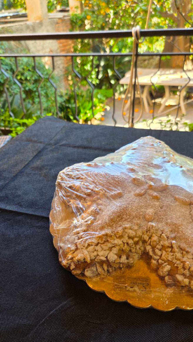 Vista laterale della Stella di Natale confezionata su vassoio dorato pronta per il regalo