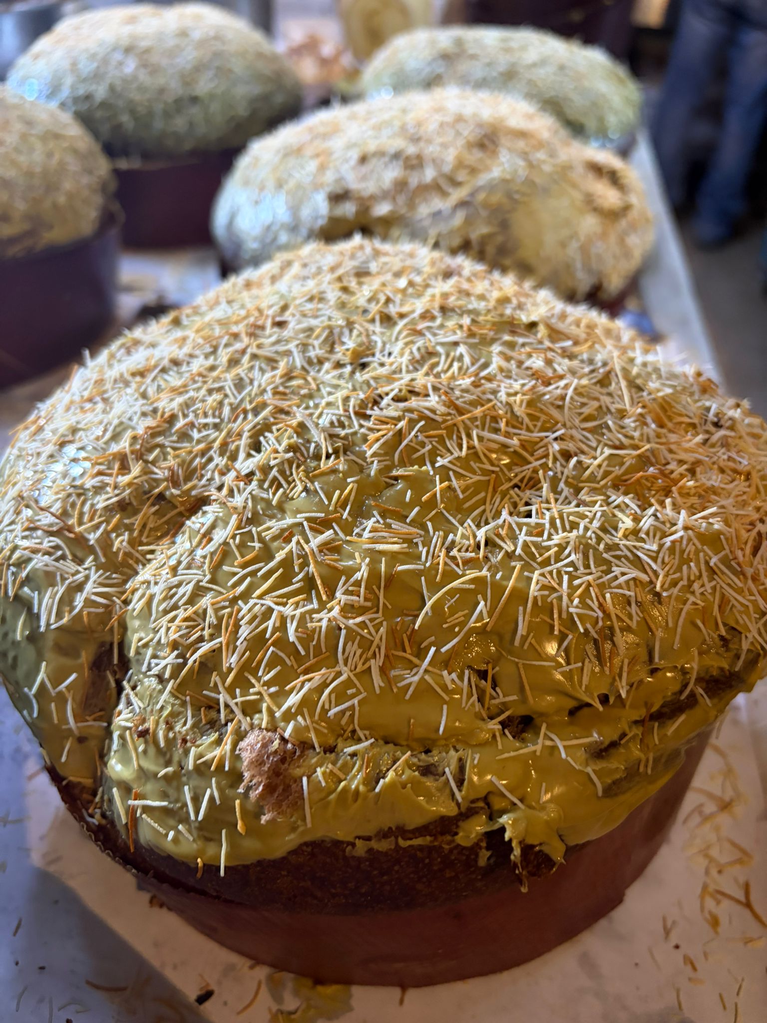 Vista dall'alto della glassatura verde del panettone al pistacchio