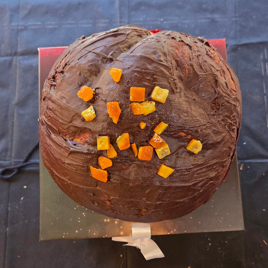 Vista dall'alto panettone all'arancia con copertura al cioccolato fondente e scorze candite