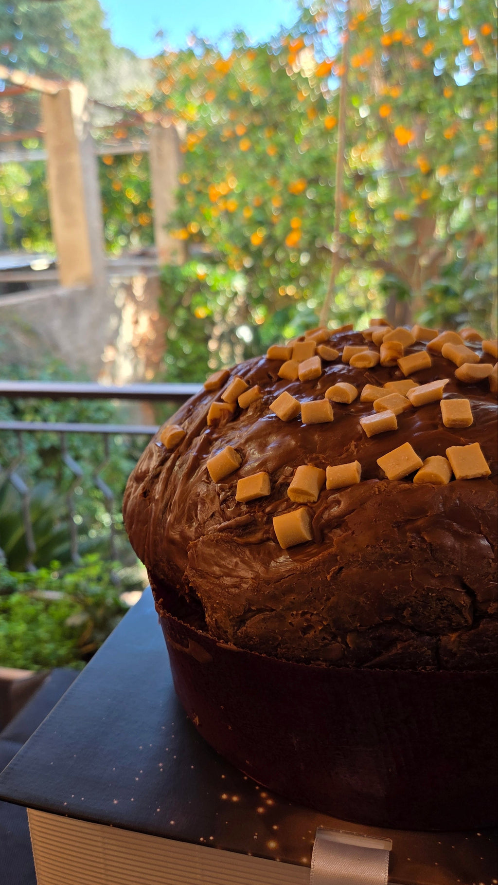 Dettaglio della glassatura al caramello e dei cubetti croccanti sul panettone artigianale