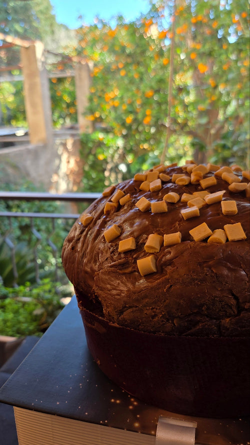 Dettaglio della glassatura al caramello e dei cubetti croccanti sul panettone artigianale