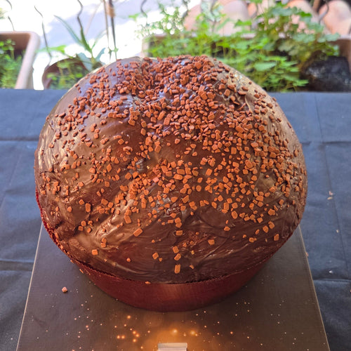 Vista dall'alto del panettone artigianale ricoperto di cioccolato e scagliette croccanti