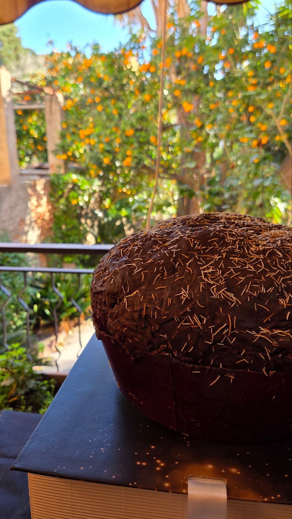 Dettaglio della glassatura del panettone Dubai con fili di kataifi tostati