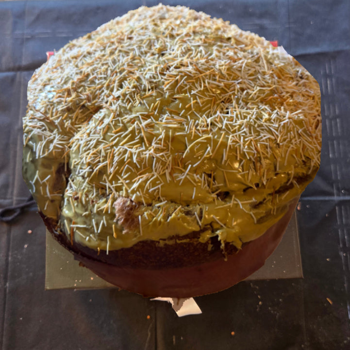 Panettone artigianale ricoperto di glassa al pistacchio e scagliette bianche