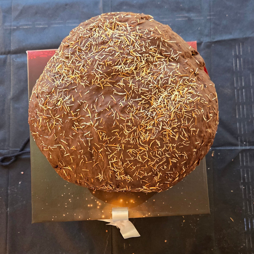 Vista dall'alto del Panettone Dubai con glassa al cioccolato e pasta kataifi croccante