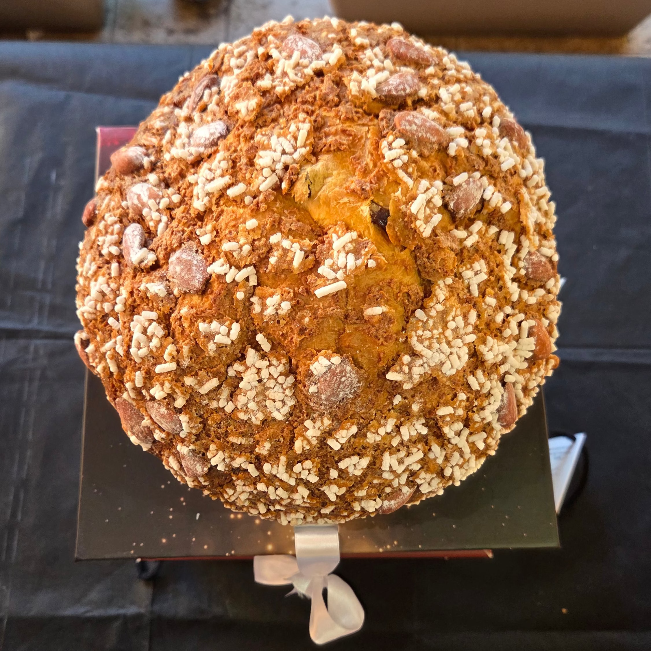 Vista dall'alto della crosta del panettone mandorlato con mandorle intere e granella di zucchero