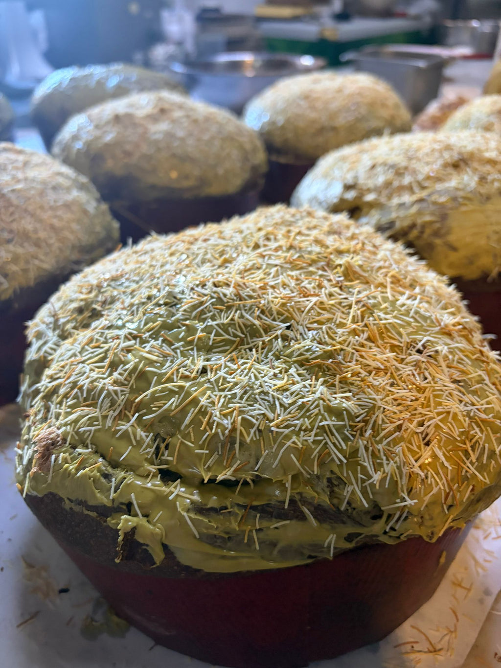 Dettaglio della ricca copertura al pistacchio croccante