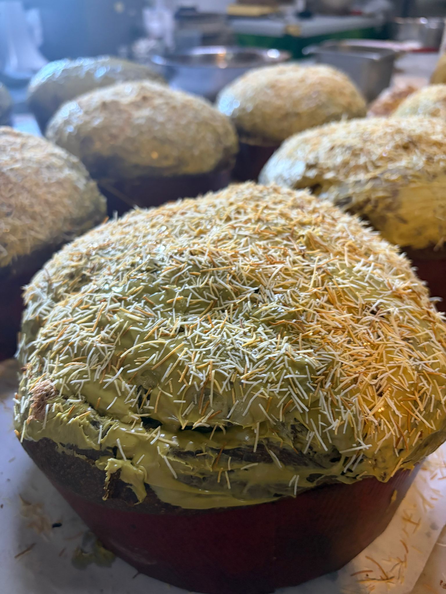 Dettaglio della ricca copertura al pistacchio croccante